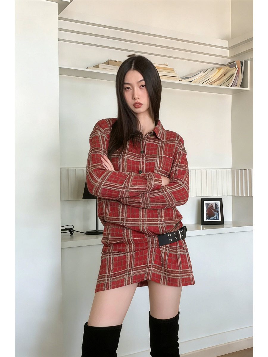 Flannel Shirt Lined - เดรสเชิ้ตผ้าสักหลาดลายสก็อตสไตล์พังก์ พร้อมเข็มขัดแบบหัวเข็มขัด แฟชั่นโชว์สไตล์ย้อนยุค เอวกลาง กระโปรงทรงเอ แขนยาว